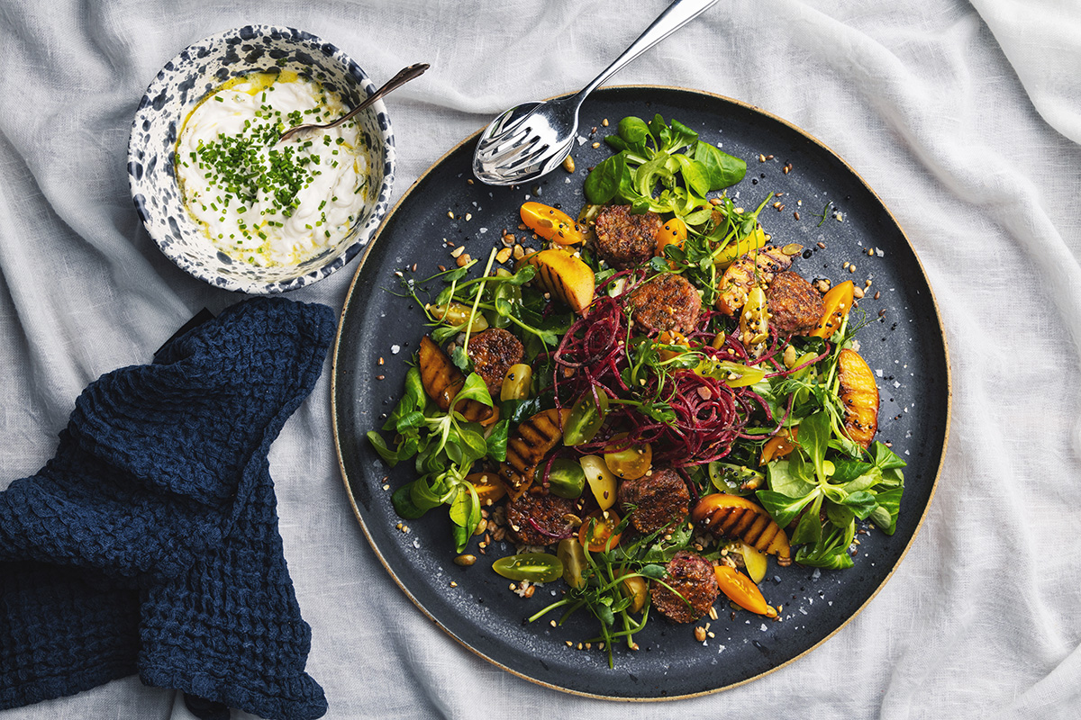 Sallad på en tallrik
